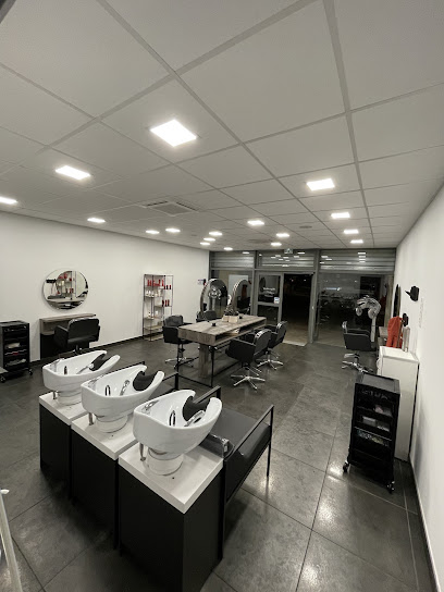 Treize Attentif Coiffeur à Remoulins