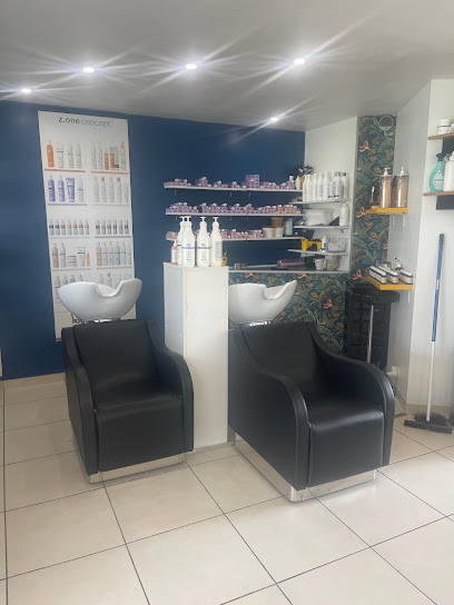 Le Salon De Charlene, Coiffeur au Thou
