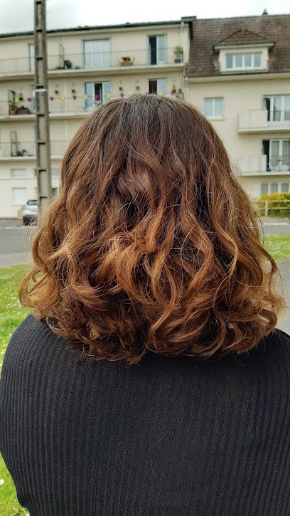 Studio 225, Salon de Coiffure à Villers-sous-Saint-Leu