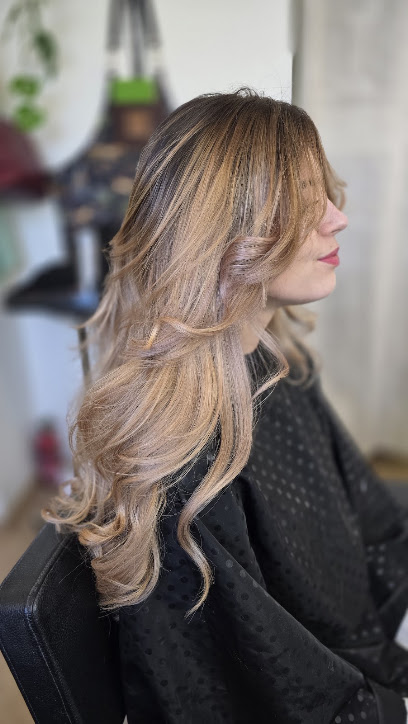 Blackandwhite Jahnessa Coiffeur à Cépet