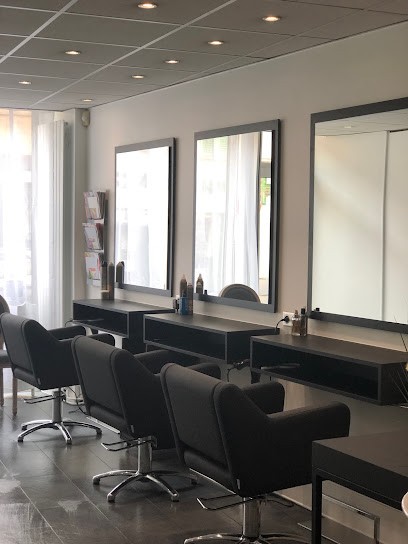 Izatis Coiffure, Salon de Coiffure à Linas