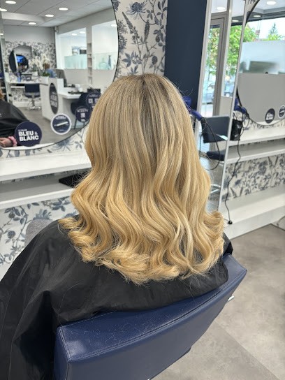 LE SALON BLEU & BLANC COIFFEUR POUR FEMMES, Salon de Coiffure à Estaires