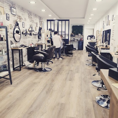 Le CARRÉ Moustache, Salon de Coiffure à Libourne