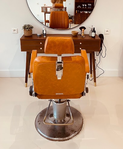 Salon De Coiffure Homme Barbier Edouard Et Louise, Barbier à Aigues-Mortes