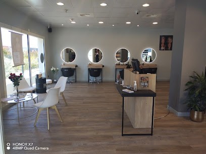 Studio Avenue, Salon de Coiffure à Saint-Mitre-les-Remparts