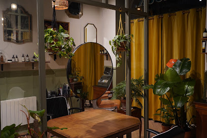 Curieux. Coiffeur à Nantes