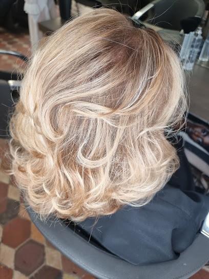 Caroline Haute Coiffure - Spécialisé En Blondeur & Lissage Brésilien, Salon de Coiffure à Houdan