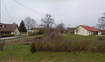Blonde Cécile, Salon de Coiffure au Fay