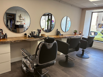 Les Ciseaux De Laurine Coiffeur à Saint-Germain-l'Herm