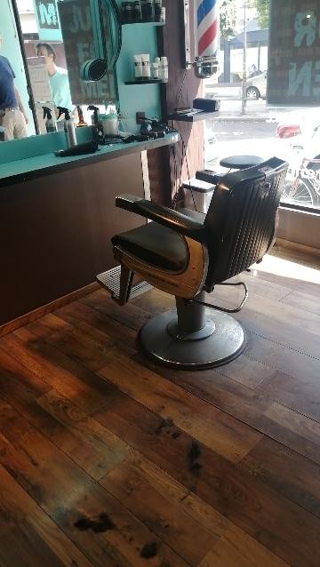 Just For Men, Barbier à Tarbes