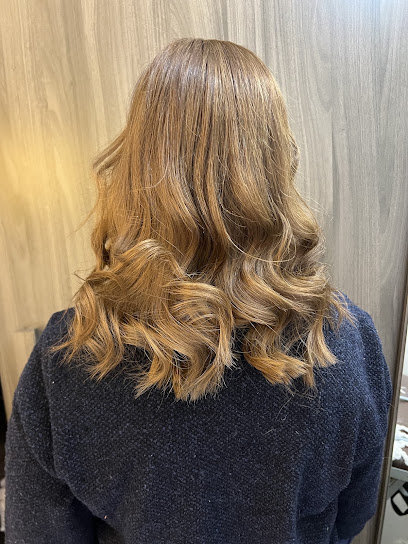 Sam Main D'or Expert En Coloriste Lissage Brésilien Indien Coiffeur à Mulhouse