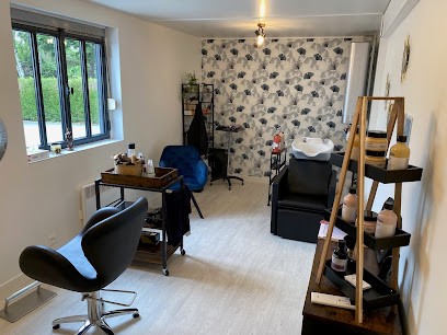Au Boudoir De Lili, Salon de Coiffure à Cléré-les-Pins