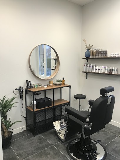 Divineessence, Salon de Coiffure à Roaillan