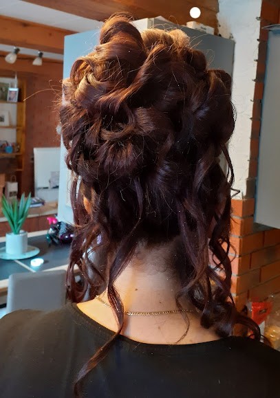 Les Ciseaux De Fanny, Coiffeur à Domicile à Belleherbe