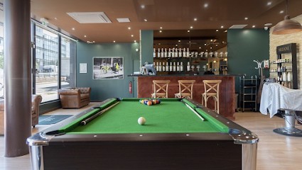 235 Barber Street, Barbier à Nanterre