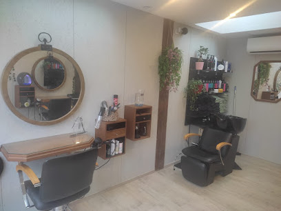 Kristyl', Coiffeur à la Madeleine-Bouvet