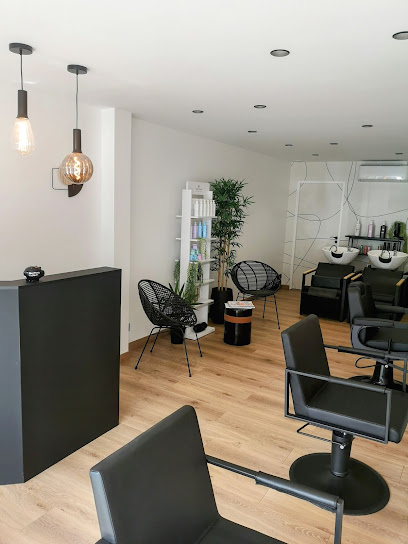 Laura's Coiffeur & Visagiste Mixte Coiffeur à Marnaz